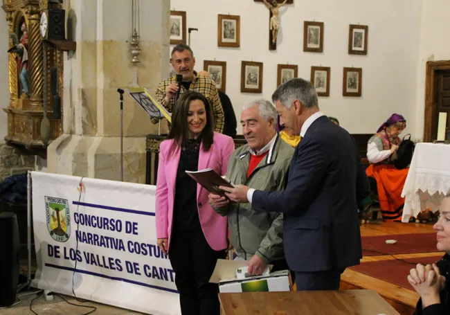 Ángel Gómez, en segundo puesto, recibió su premio de la responsable de comunicación de Galletas Gullón, Marta Redondo.